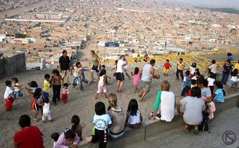playing a game with kids in Lomo de Corvina