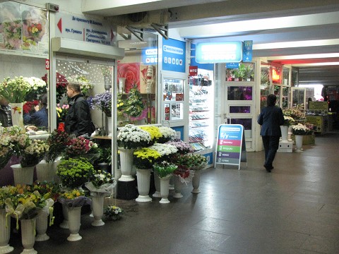 Flower shops EVERYWHERE in this city!