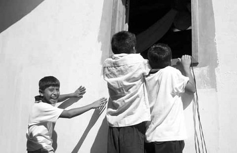 Kids in Arroyo Palenque want to see what God is doing
