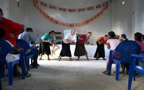 Snging and acting ´Tooty-Ta